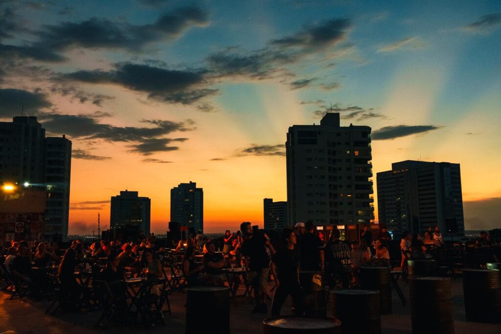 Final de semana tem rock, homenagem ao BTS, tarde dançante ao público sênior e muito mais em Cuiabá