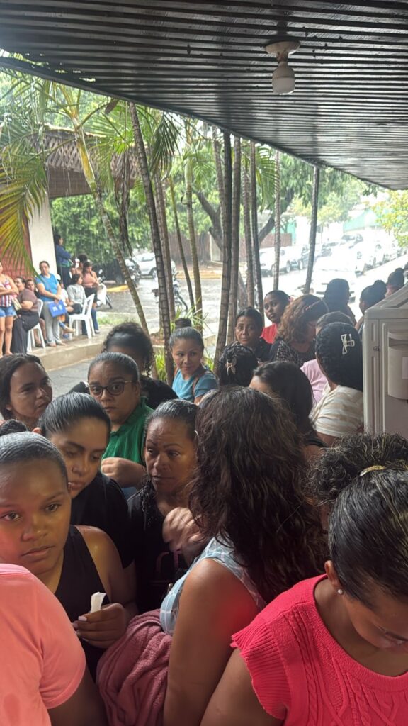 Sob chuva, candidatos cobram respostas da Secretaria de Educação de Várzea Grande