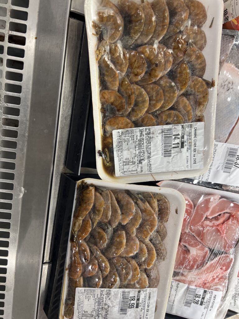 Cliente denuncia venda de camarão supostamente estragado em supermercado Comper de Cuiabá
