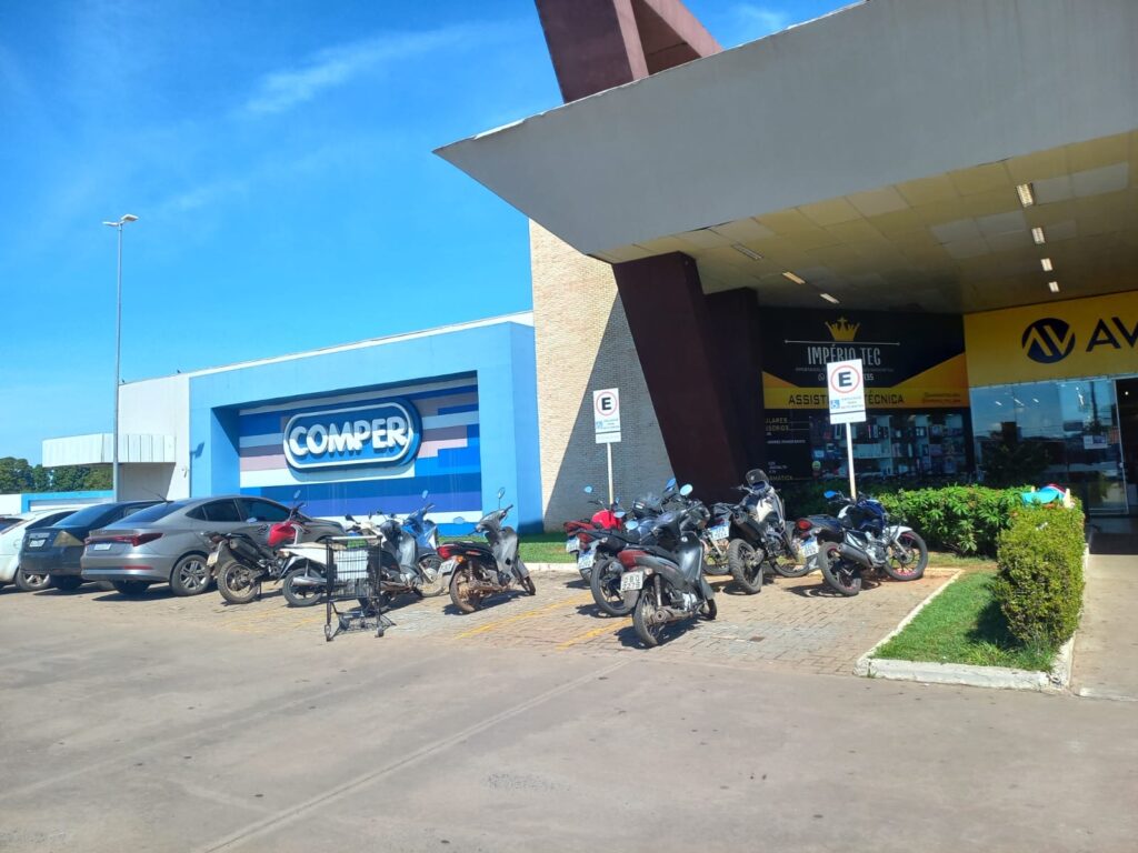Falta de fiscalização no estacionamento do Comper do CPA II causa indignação